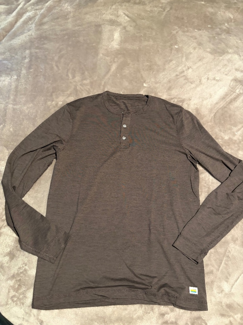 Vuori Ease Performance Henley - Medium - Dark Maroon/Walnut